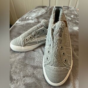 Blowfish Malibu Kids Slip on Sneakers with faux Sheerling Lining. Sz4